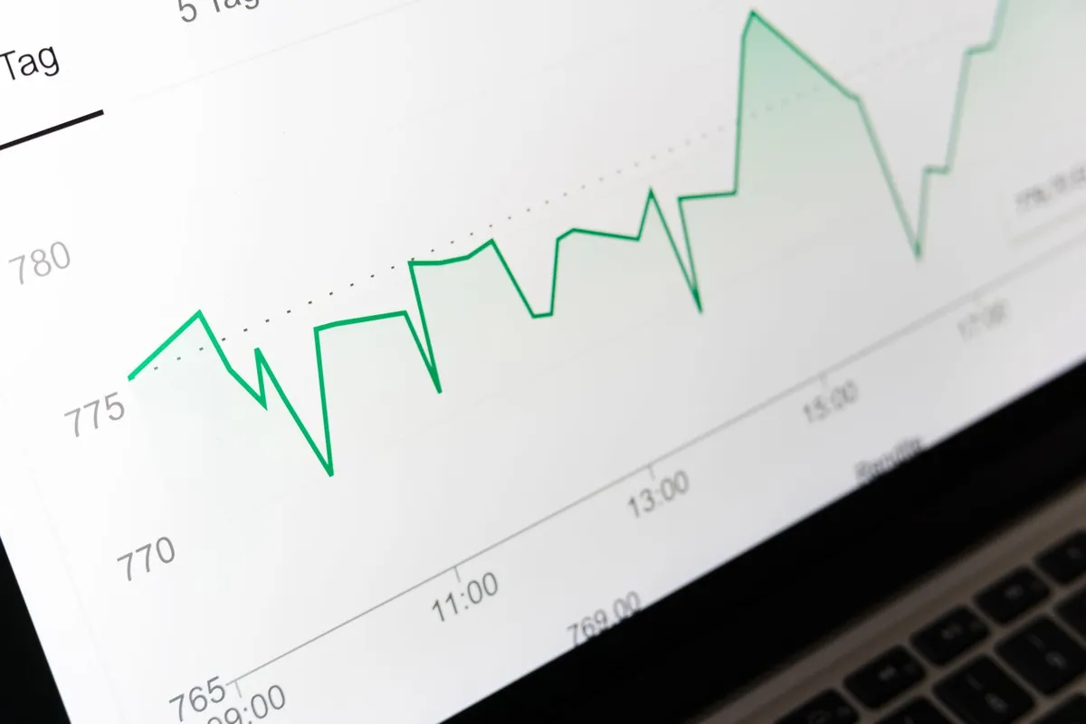 Profesional revisando indicadores y métricas de desempeño en una pantalla
