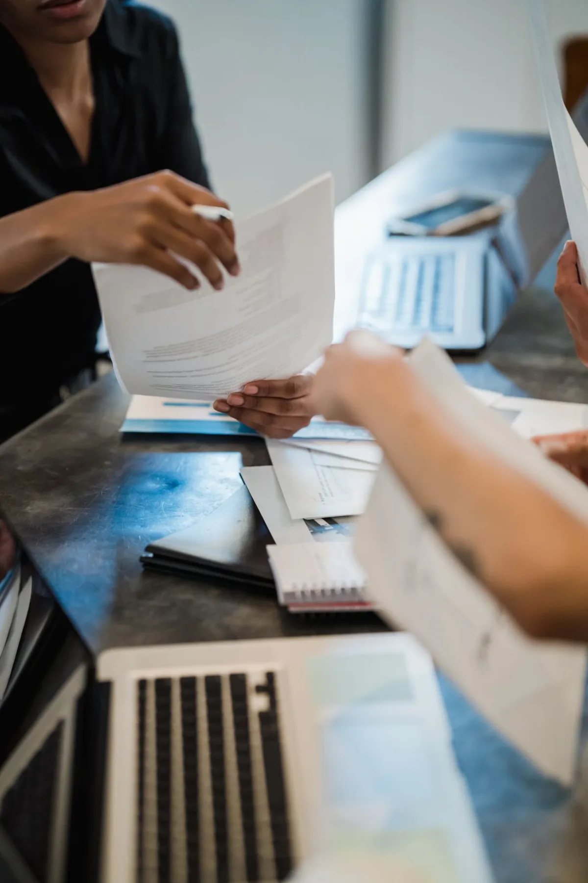 Especialistas intercambiando documentos en una alianza de trabajo B2B, red que se activa por proyecto