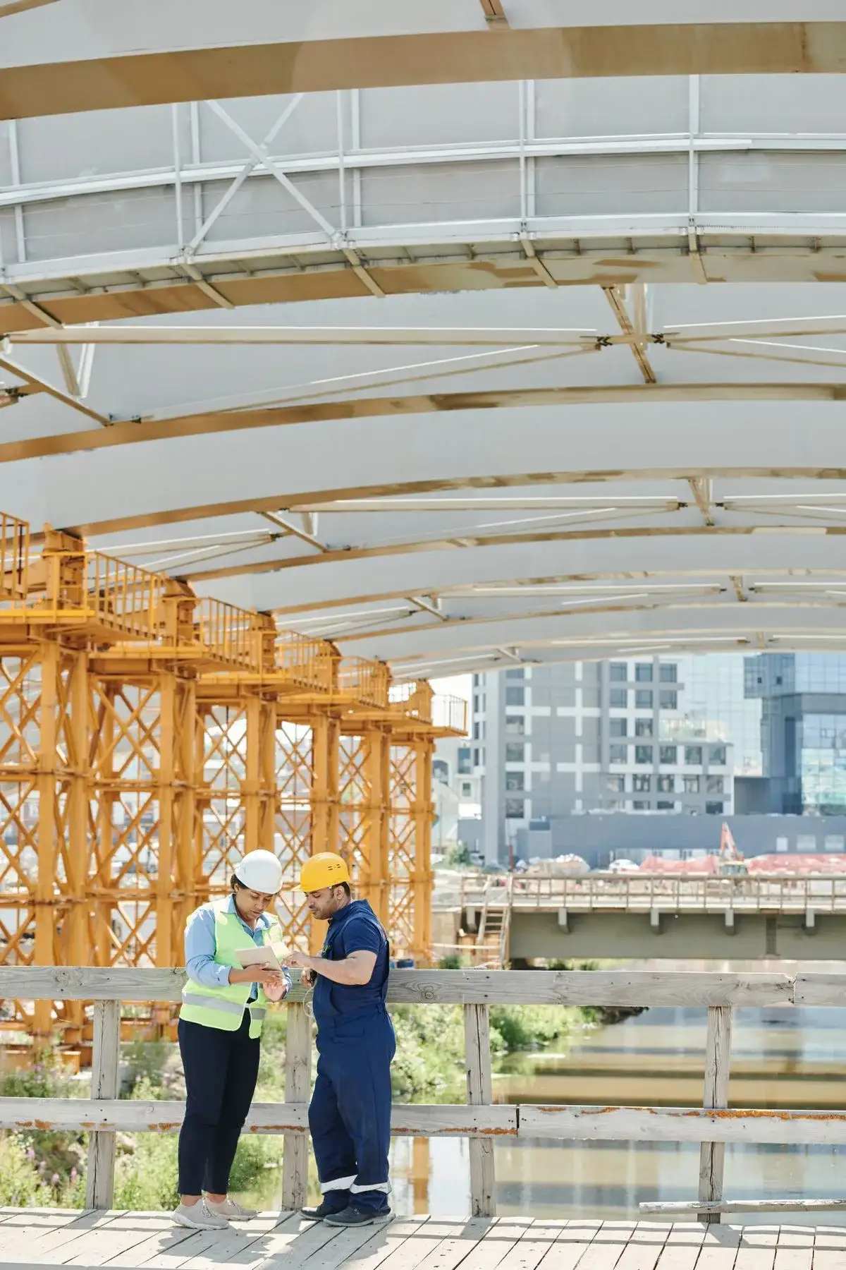 Profesionales coordinando ejecución de un proyecto B2B industrial en terreno