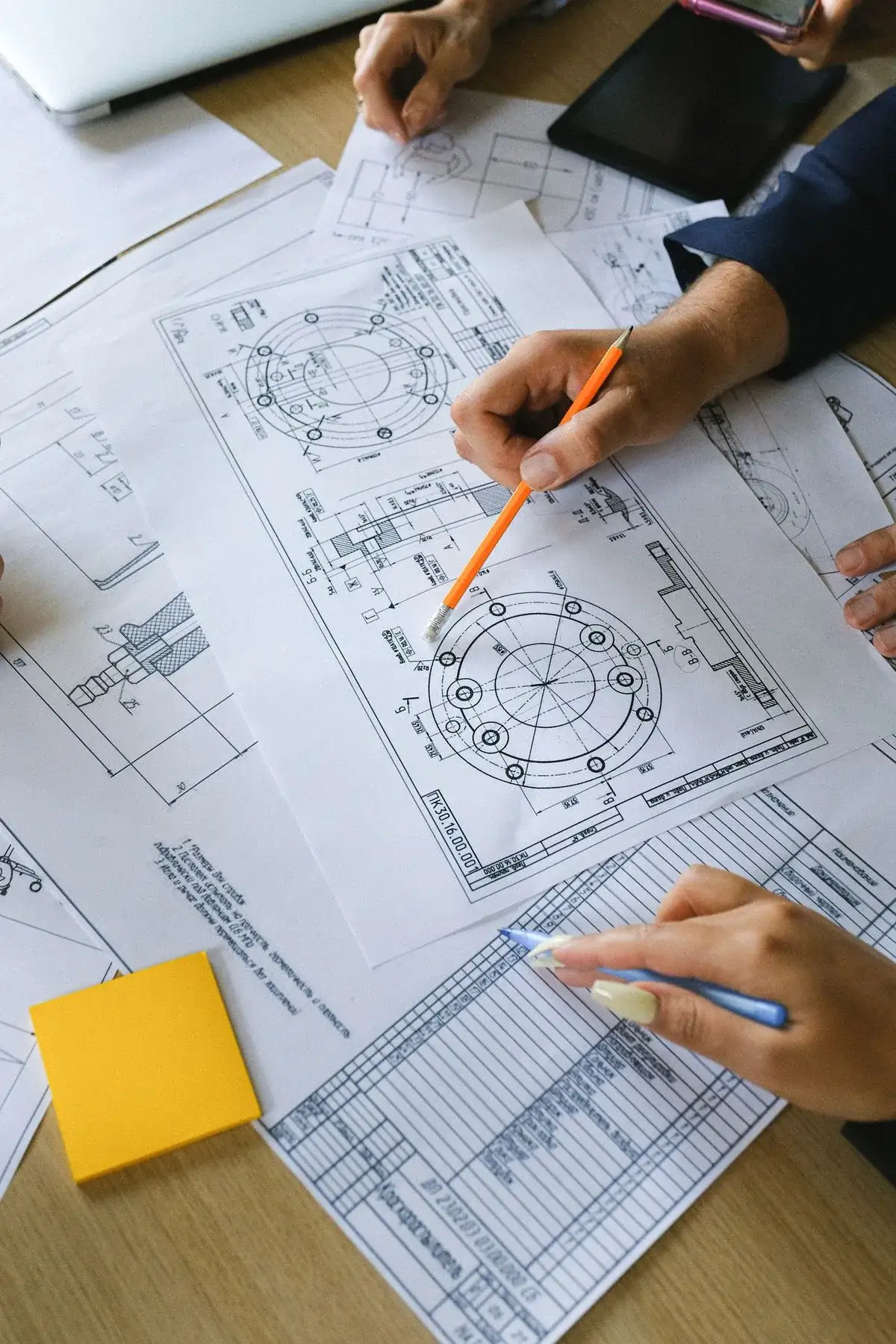 Equipo revisando estrategia y plan de ejecución comercial B2B sobre la misma mesa