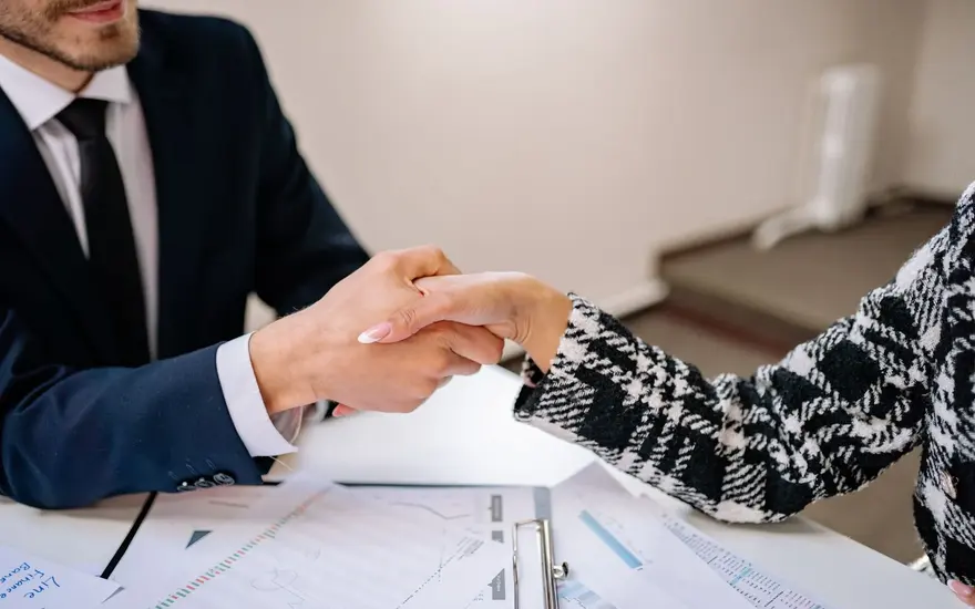 Acuerdo que integra dirección estratégica y ejecución de marketing B2B en una sola contraparte