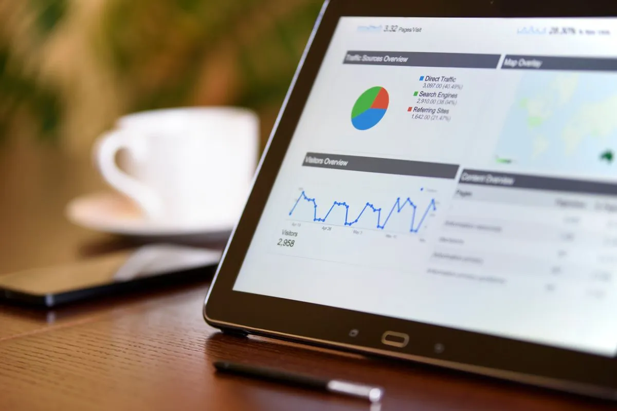 Profesional consultando resultados de búsqueda con inteligencia artificial generativa