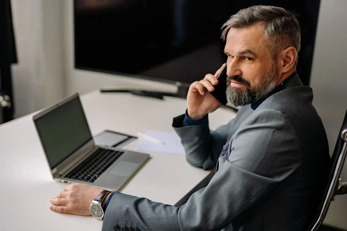Profesional usando LinkedIn como canal comercial B2B en su computador