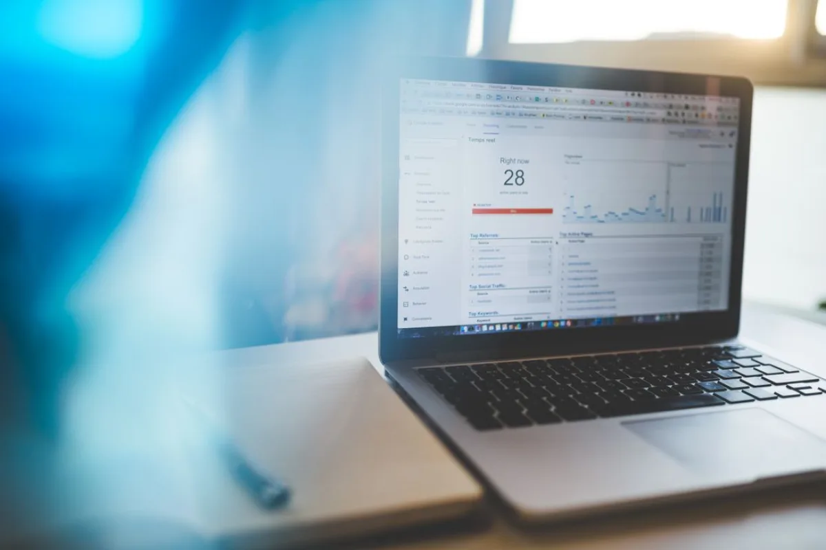 Plataforma de analítica digital en un laptop, contexto de los partnerships y certificaciones de agencia