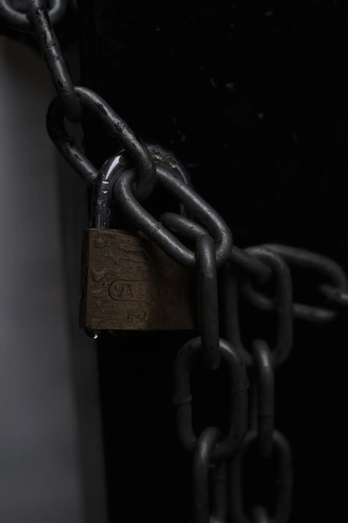Candado y cadena, metáfora del vendor lock-in que ata a una empresa a un proveedor de tecnología