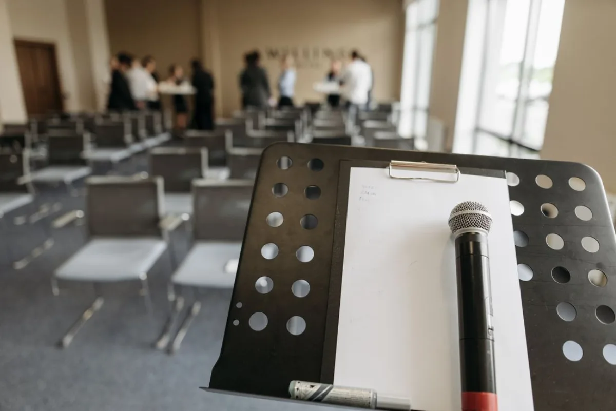 Micrófono en una sala de conferencias, la voz y el criterio de un líder ante su industria