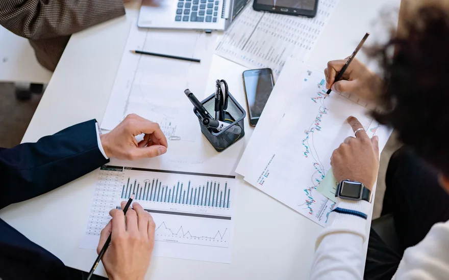 Equipo comercial B2B revisando por qué la prospección se estancó a los 90 días