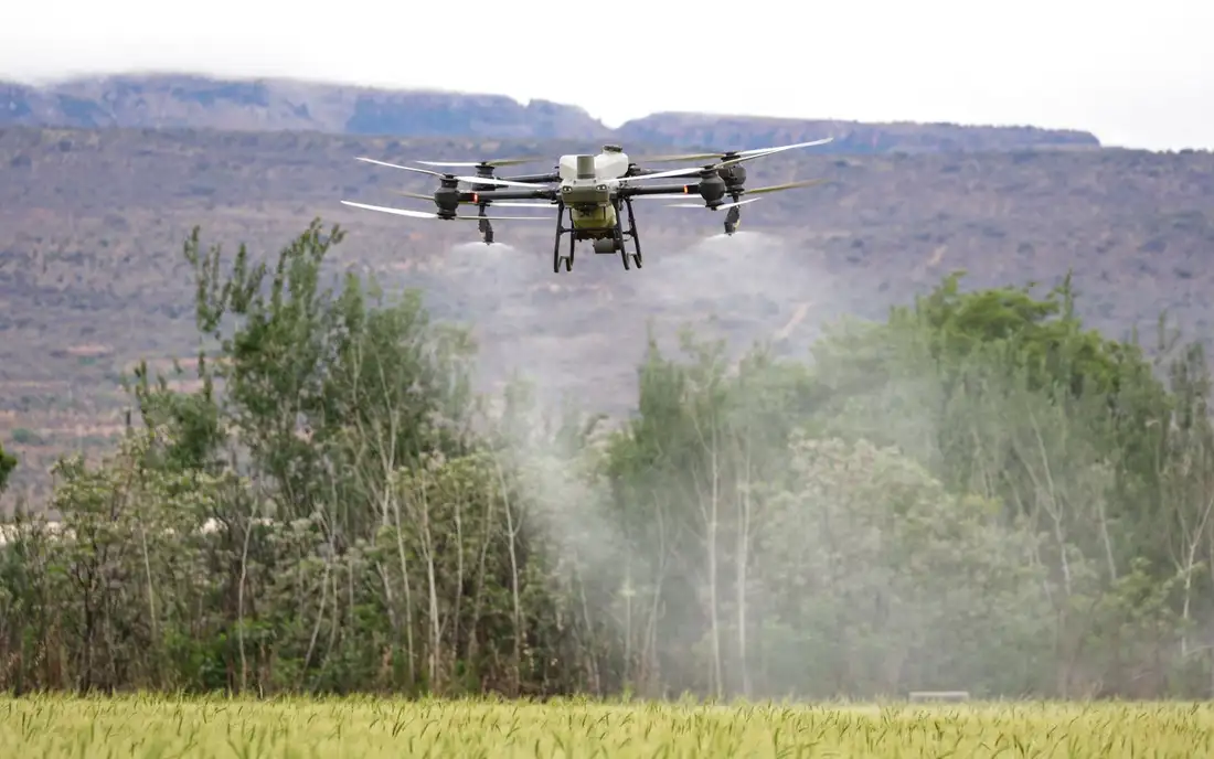 Maquinaria agrícola operando en campo agroindustrial