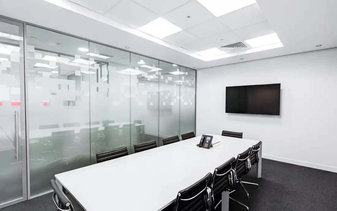 Reunión de equipo de consultoría profesional B2B