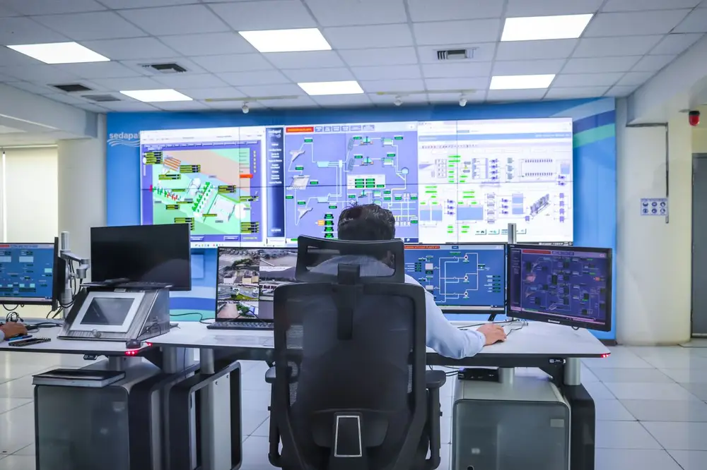 Centro de control de operaciones con monitoreo en tiempo real