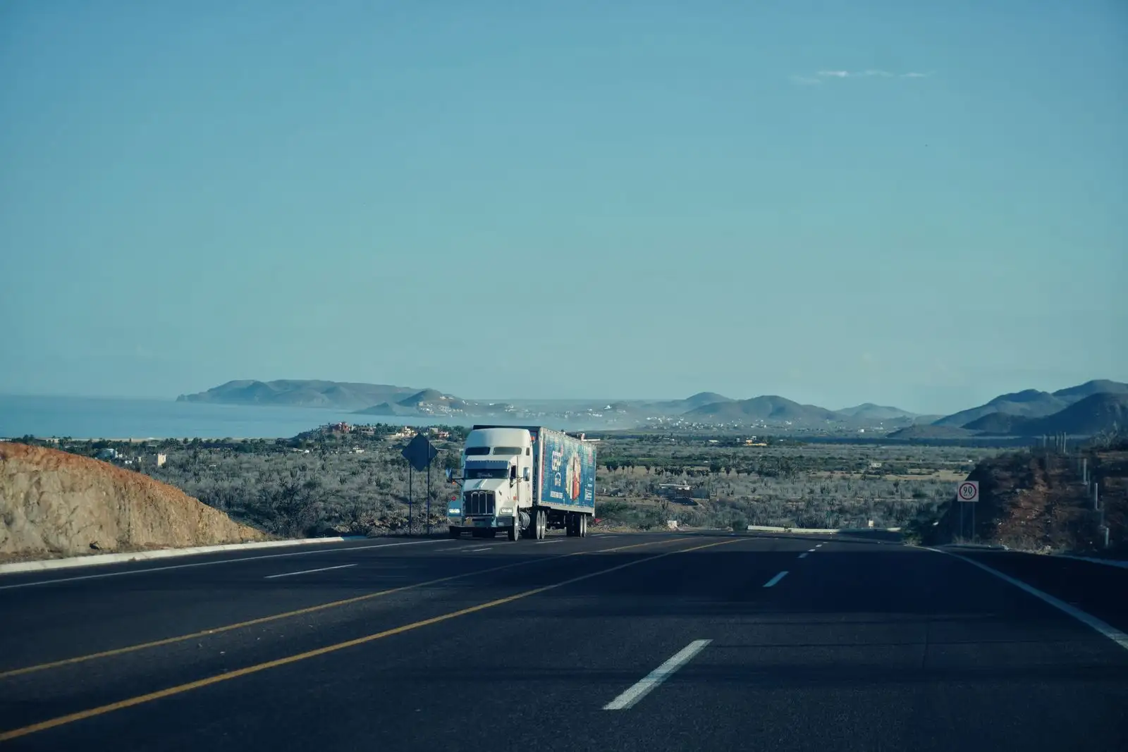 Camiones de transporte de carga industrial en ruta — logística B2B