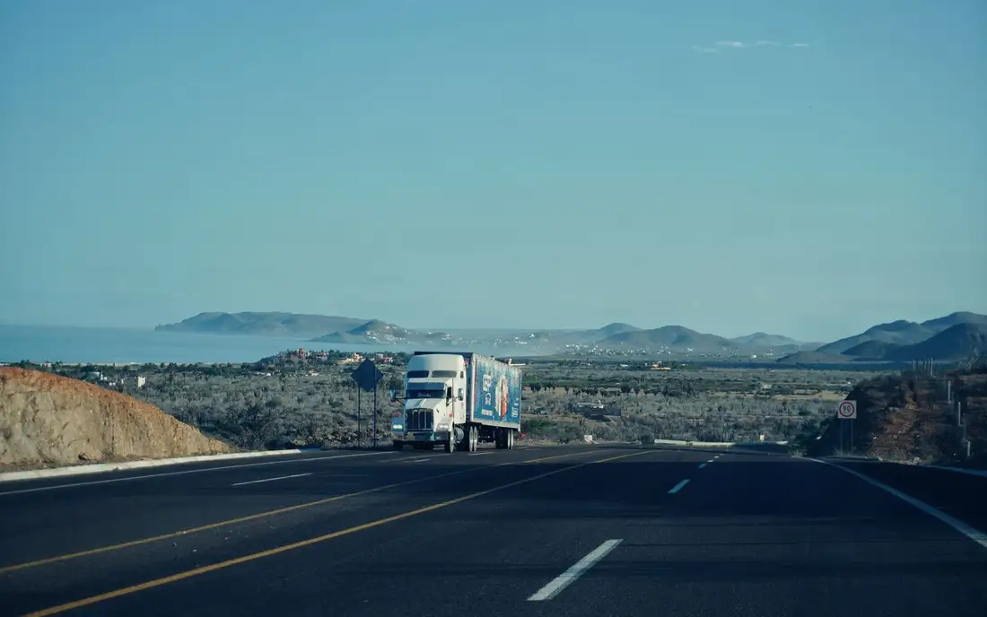 Camiones de transporte de carga industrial en ruta — logística B2B