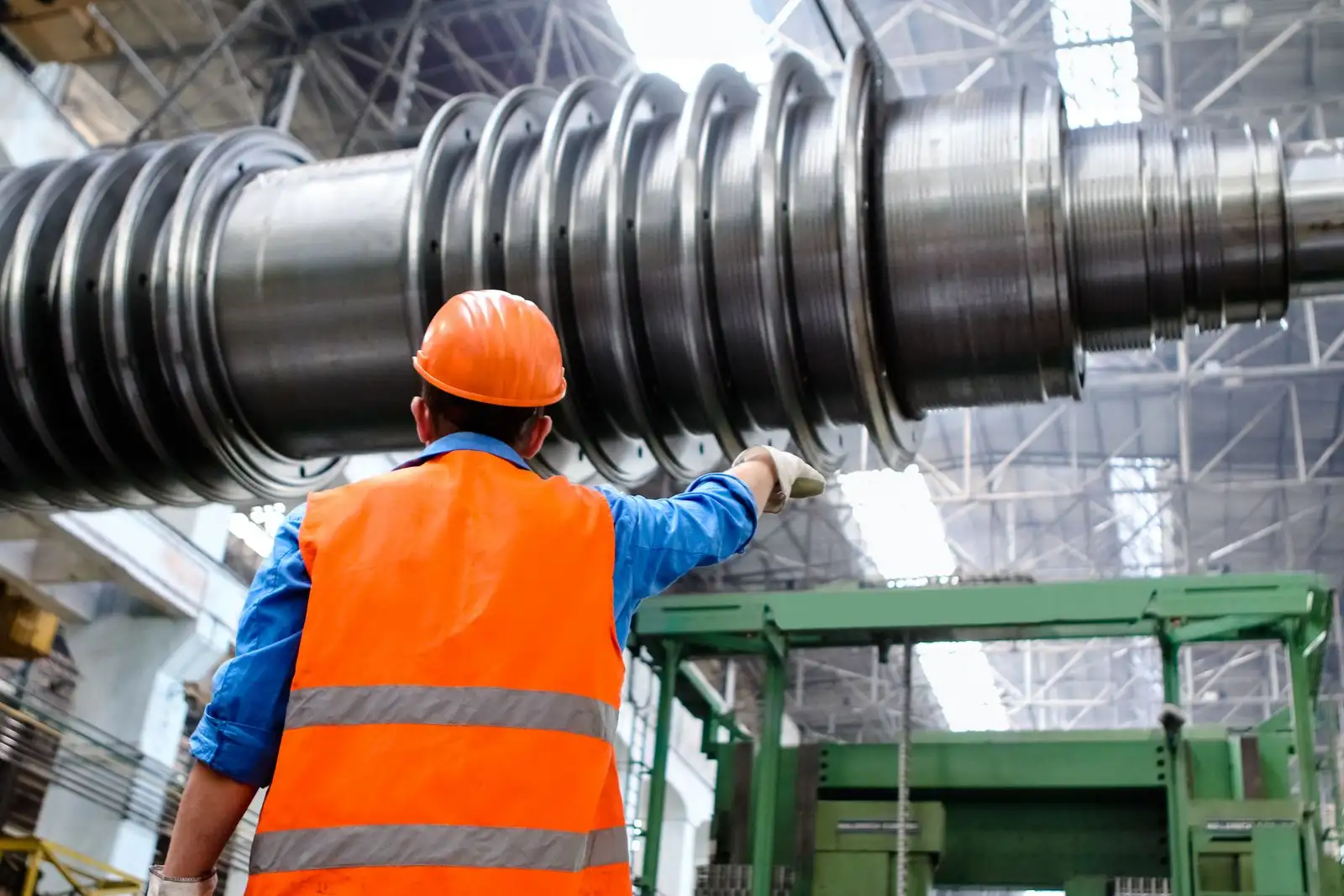 Técnico de mantenimiento industrial inspeccionando equipos en planta