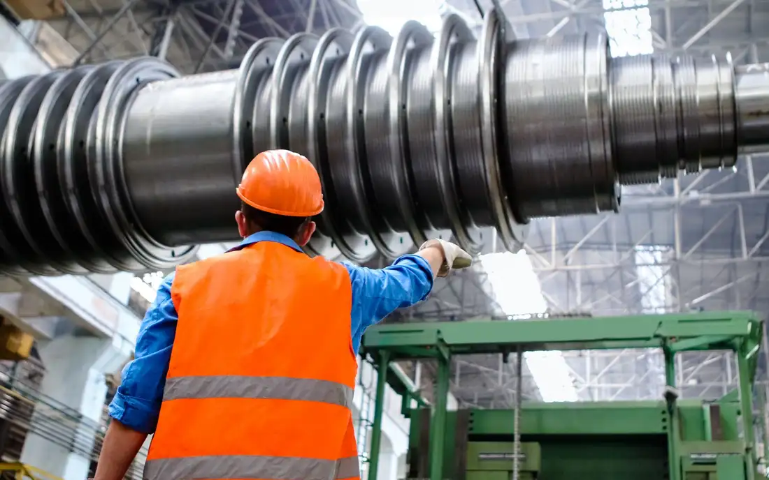 Técnico de mantenimiento industrial inspeccionando equipos